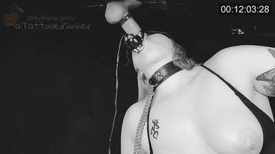 Vajzë e bukur me cica perfekte në vrimë të lavdisë