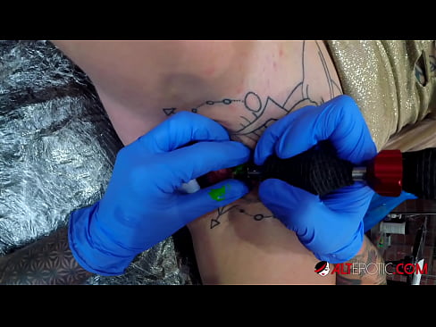 ❤️ E dashura jashtëzakonisht e bërë me tatuazhe, Sully Savage, bëri një tatuazh në klitorisin e saj ❤️ Video seksi tek ne ️❤